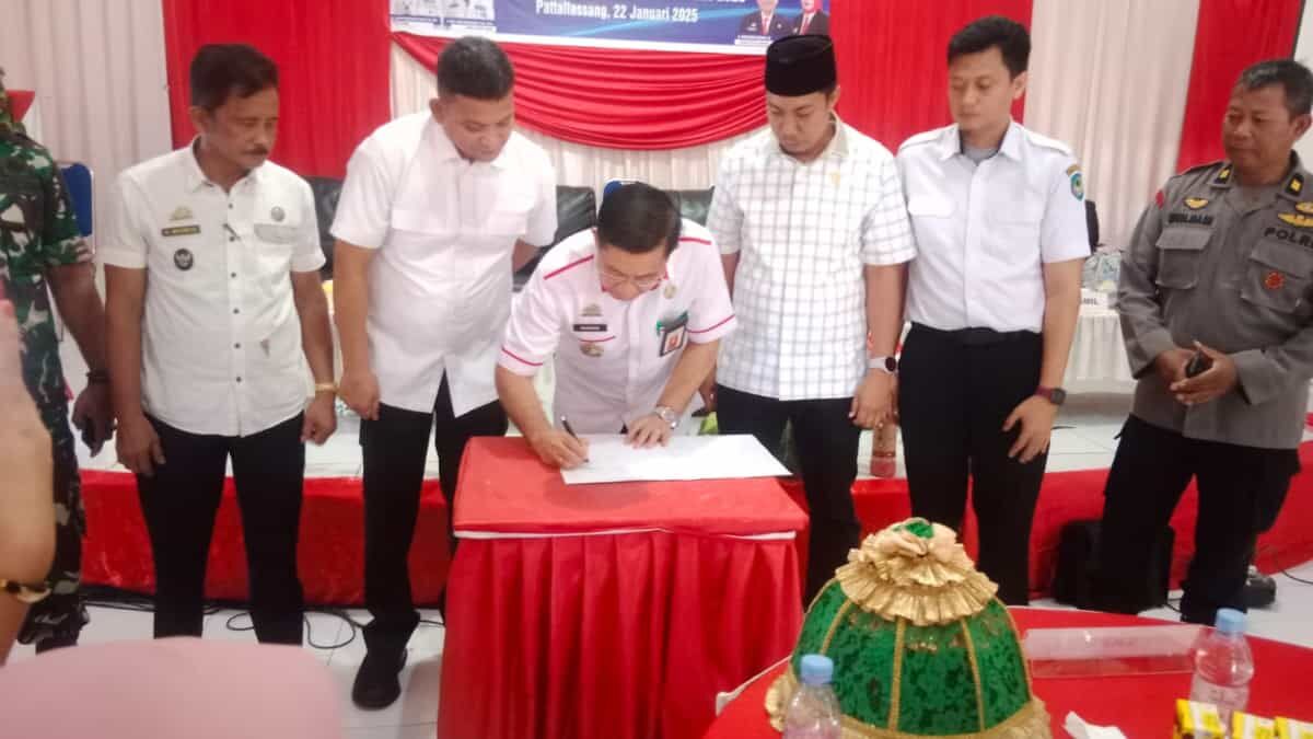 IST
PENANDATANGANAN -- Musrenbang Kecamatan Pattallassang ditandai penandatanganan bersama berita acara hasil Musrenbang 2026.
