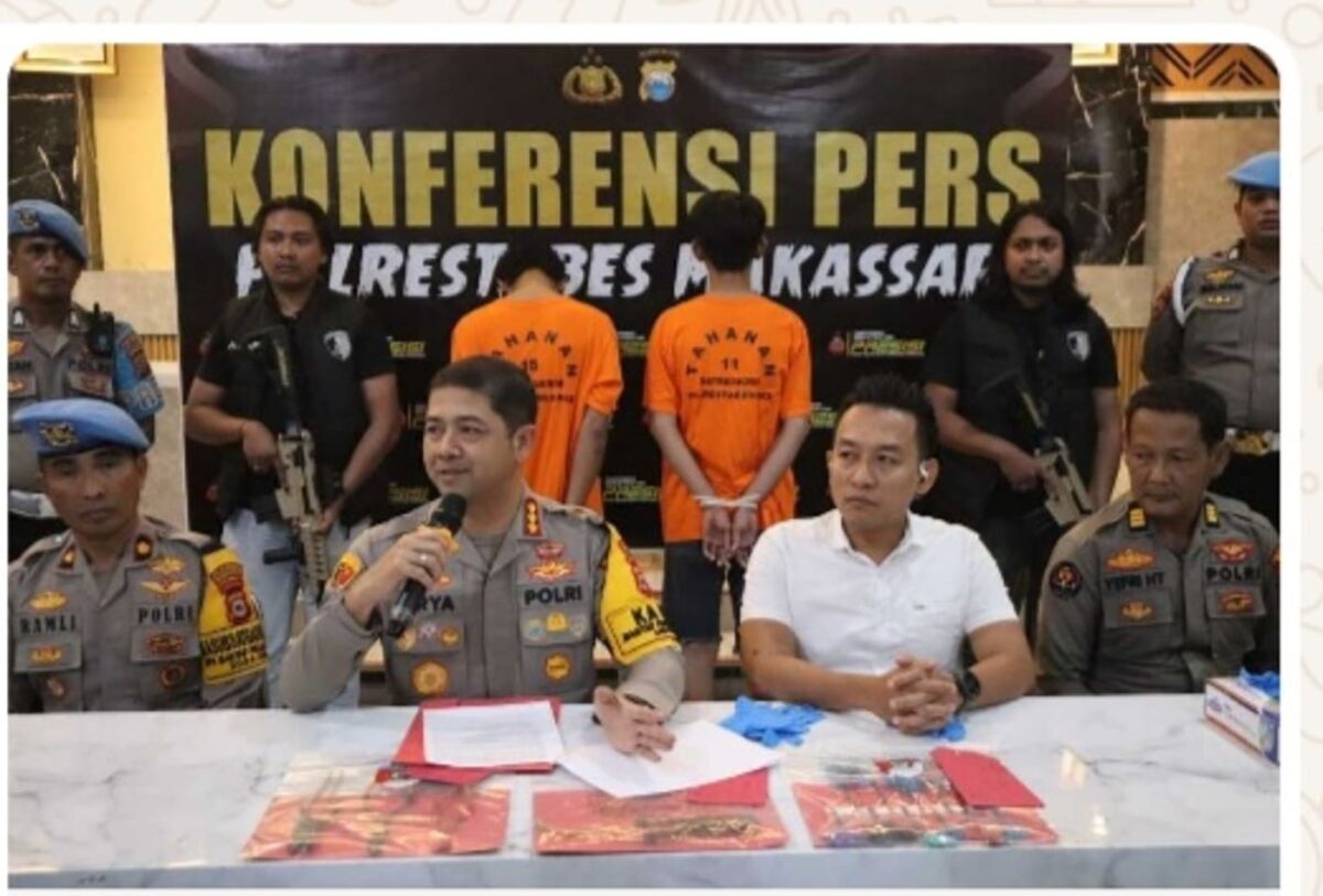 PENGEROYOKAN -- Kapolrestabes Makassar, Kombes Pol Arya Perdana (dua dari kiri) didampingi Kasat Reskrim, AKBP Devi Sujana (dyua dari kanan), memberikan keterangan pengungkapan kasus penyerangan di BTN Minasa Upa di Aula Mappaoddang,  Polrestabes Makassar. 