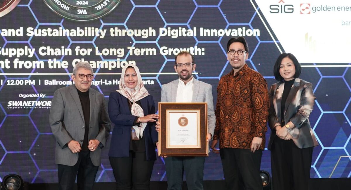 PENGHARGAAN -- Tim XL Axiata saat menerima penghargaan bergengsi.