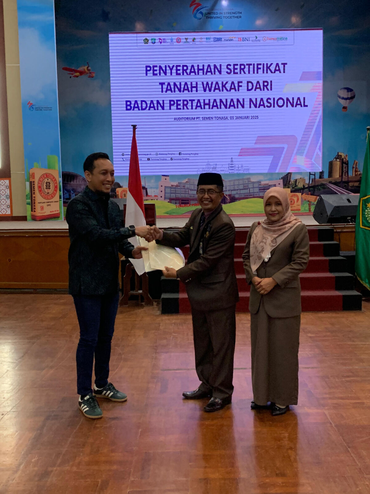 PENYERAHAN -- Kepala Kantor ATR/BPN Kabupaten Pangkep, Aksara Alif Raja (kiri) menyerahkan sertifikat kepada kepala Kantor Kemenag Kabupaten Pangkep.
