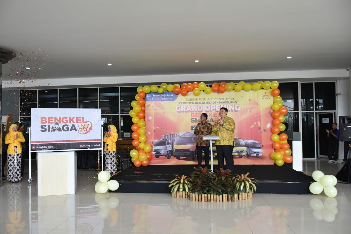 PERESMIAN -- Sales & Marketing Director PT Krama Yudha Tiga Berlian Motors, Aji Jaya (batik cokelat dan Direktur Utama PT Bumen Redja Abadi, Henry Kosala Wahyadiyatmika (batik kuning), saat meresmikan bengkel siaga KTB.