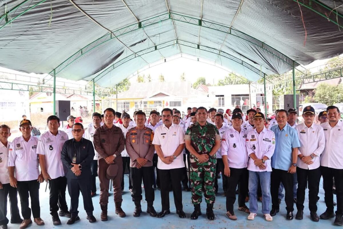 SWASEMBADA -- Pj Bupati Pinrang, H Ahmadi Akil foto bersama usai menghadiri peringatan Hari Desa di halaman Kantor Desa Padaelo, Kecamatan Mattiro Bulu, Rabu (15/1). Ahmadi mengajak warga desa memanfaatkan lahan sebagai upaya mendukung program swasembada pangan nasional. 
