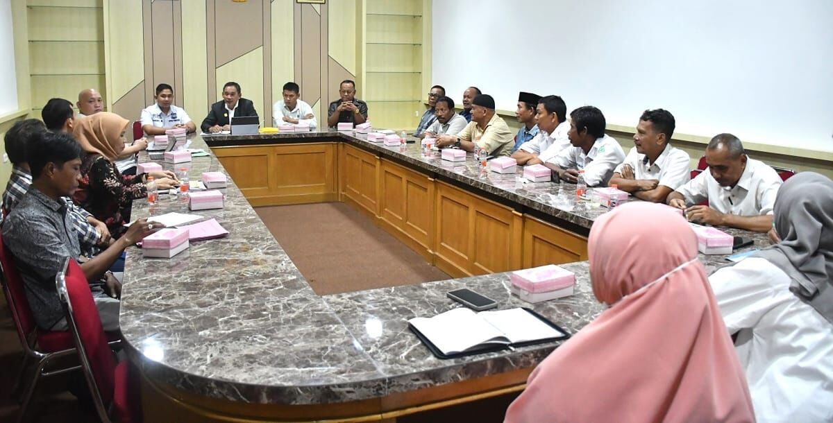 RAPAT -- Komisi III DPRD Kabupaten Pinrang mengadakan rapat dengar pendapat (RDP) di Ruang Rapat Massiddi Ada Gedung DPRD Kabupaten Pinrang, Rabu (22/1). RDP membahas persoalan pengtelolaan BTN. 
