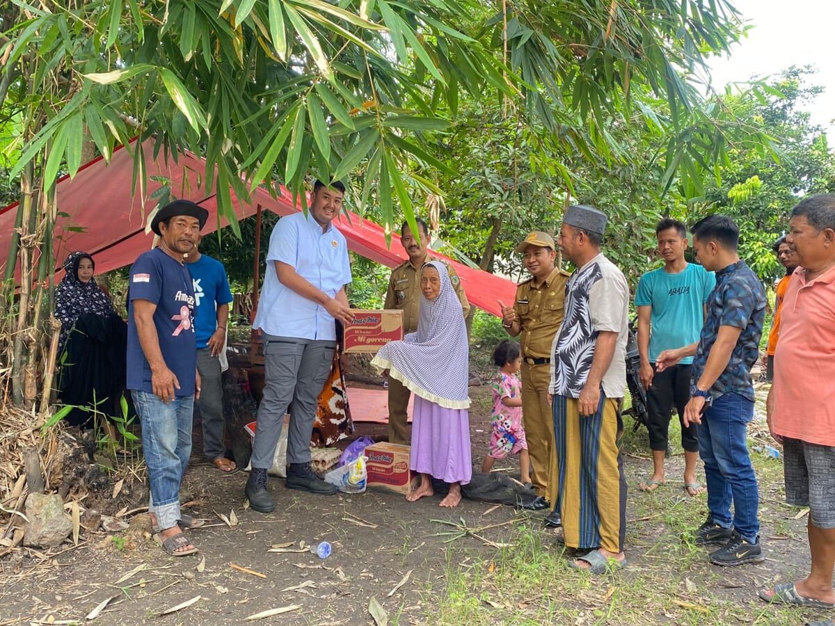 BANTUAN -- Ketua KT Kabupaten Pinrang, Andi Ichsan Hamid bersama pengurus lainnya menyerahkan bantuan kepada korban kebakaran Sitti Rabia (71) di Dusun Papareang, Kecamatan Mattiro Sompe, Selasa (7/1).