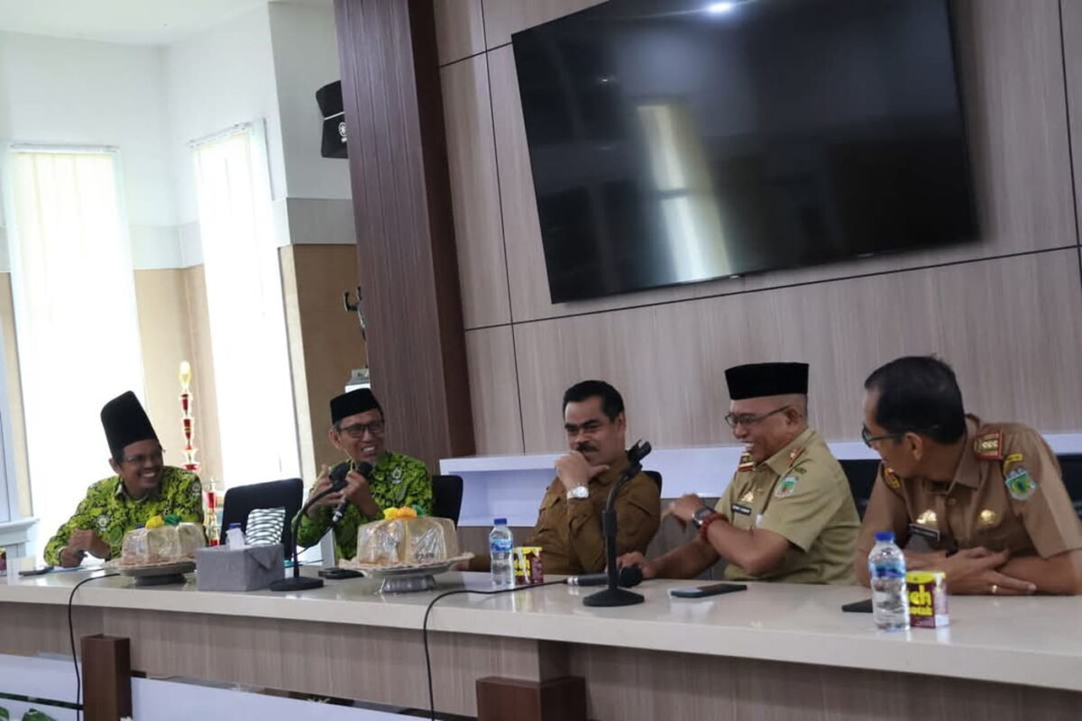 KUNJUNGAN -- Pj Bupati Pinrang, H Ahmadi Akil menerima kunjungan Pengurus Daerah Dewan Masjid Indonesia (PD DMI) Kabupaten Pinrang di Ruang Rapat Bupati Pinrang, Selasa (14/1). 
