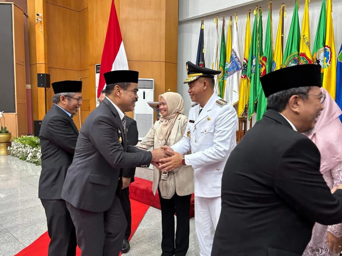 SELAMATAN -- Pj Bupati Pinrang, H Ahmadi Akil saat memberikan ucapan selamat kepada Prof Dr Fadjry Djufry usai dilantik sebagai Pj Gubernur Sulsel di Gedung Sasana Bhakti Praja, Kementerian Dalam Negeri, Jakarta Pusat, Selasa (7/1).