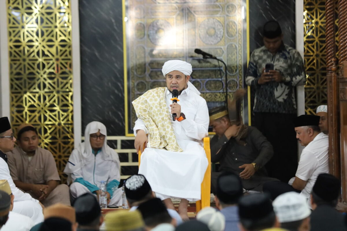 TABLIGH AKBAR -- Panitia Masjid Nurul Iman Bungi, Kecamatan Duampanua menggelar acara Tabligh Akbar dengan menghadirkan penceramah Ustadz Syeikh Muhammad Fadli Al Hafiz, Selasa (31/12) malam.
