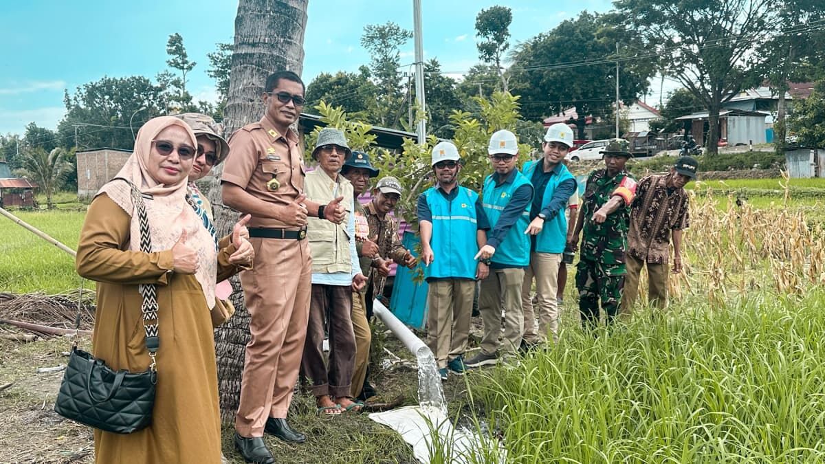 Manajemen PT PLN (Persero) Unit Pelaksana Pelayanan Pelanggan (UP3) Bulukumba bersama jajaran Forkopimda Kabupaten Jeneponto, Sulawesi Selatan saat meninjau pompanisasi sawah di Desa Balang, Kabupaten Jeneponto.
