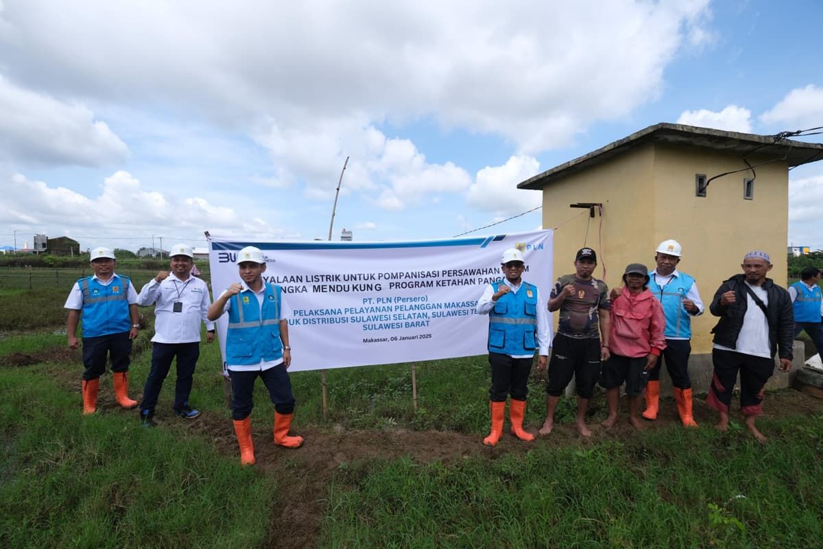 PROGRAM EA -- General Manager PT PLN (Persero) Program Electrifying Agriculture (EA) dari PT PLN (Persero) sukses membantu pompanisasi sawah bagi petani di Sulawesi Selatan dalam menghemat biaya operasional sampai dengan 75 persen per bulan. 
