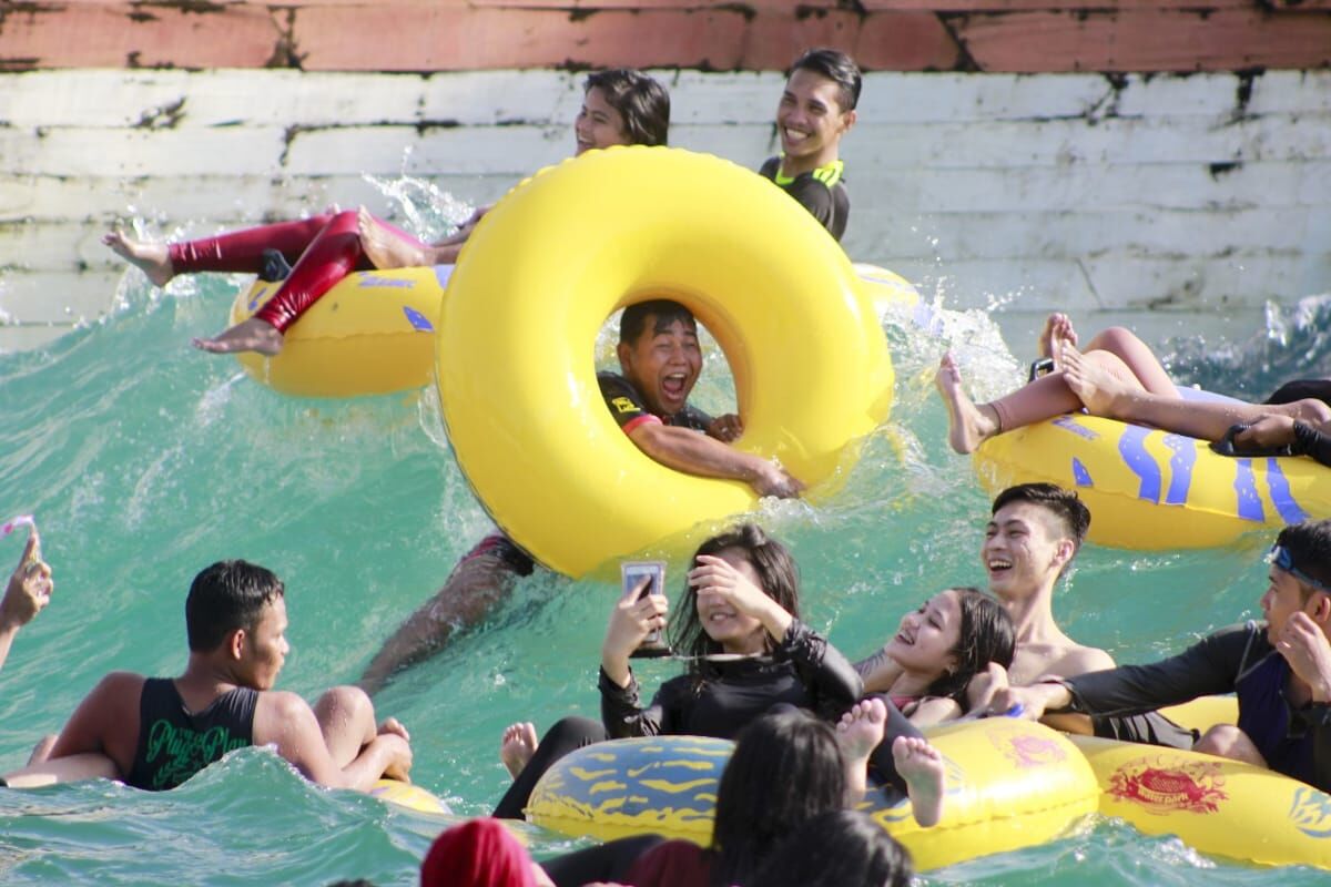 PROMO -- Keseruan para pengunjung Bugis Waterpark Adventure menikmati beragam promo yang ada di dalam kompleks permandian tersebut.
