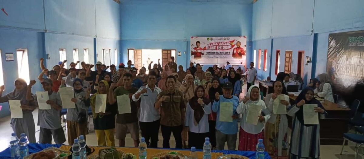 SERAHKAN SERTIFIKAT -- BPN Kabupaten Sidrap menyerahkan sertifikat tanah melalui program redistribusi tanah Desa Bila Riase, Kecamatan Pitu Riase, Kabupaten Sidrap, Rabu (15/1).
