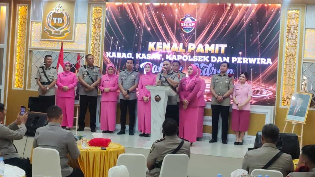 KENAL PAMIT -- Para pejabat yang masuk daftar mutasi seperti Kabag, Kasat, Kapolsek, dan perwira lainnya menggelar kenal pamit pejabt baru dan pejabat lama di Aula Mapolres Sidrap Jumat, (3/1). 