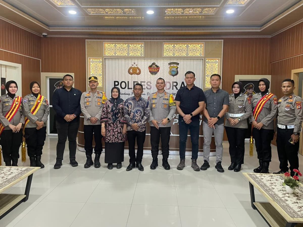 KUNJUNGAN -- Bupati Sidrap, H Syaharuddin Alrif bersama Wabup Sidrap, Nurkanaah foto bersama usai melakukan kunjungan silaturahmi ke Mapolres Sidrap, Selasa (22/1). Keduanya disambut Kapolres Sidrap, AKBP Fantry Taherong.
