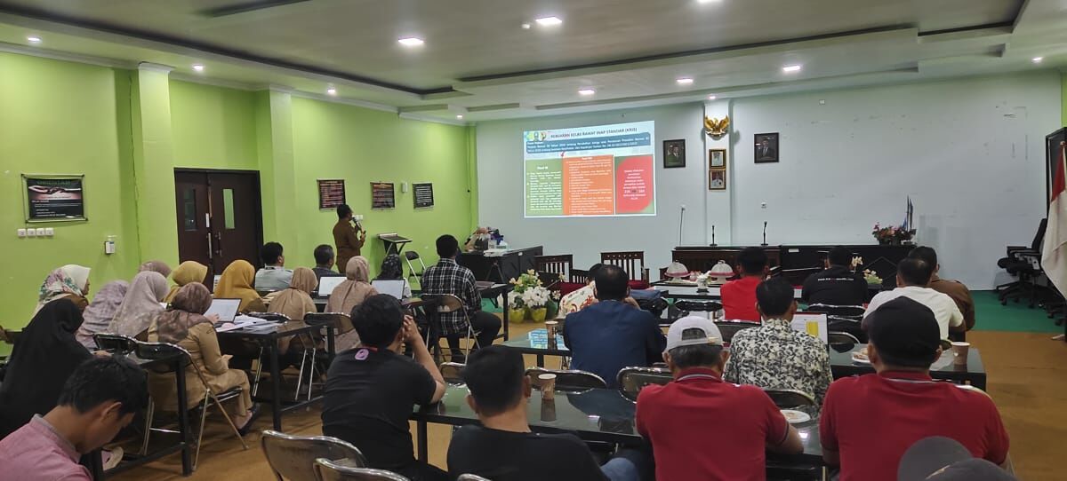PELAYANAN -- RSUD Sinjai menggelar FKP untuk meningkatkan kualitas pelayanan publik dengan berbagai elemen masyarakat dan mengusung tema "Bersinergi Menuju Pelayanan Prima RSUD Sinjai", Selasa (7/1)