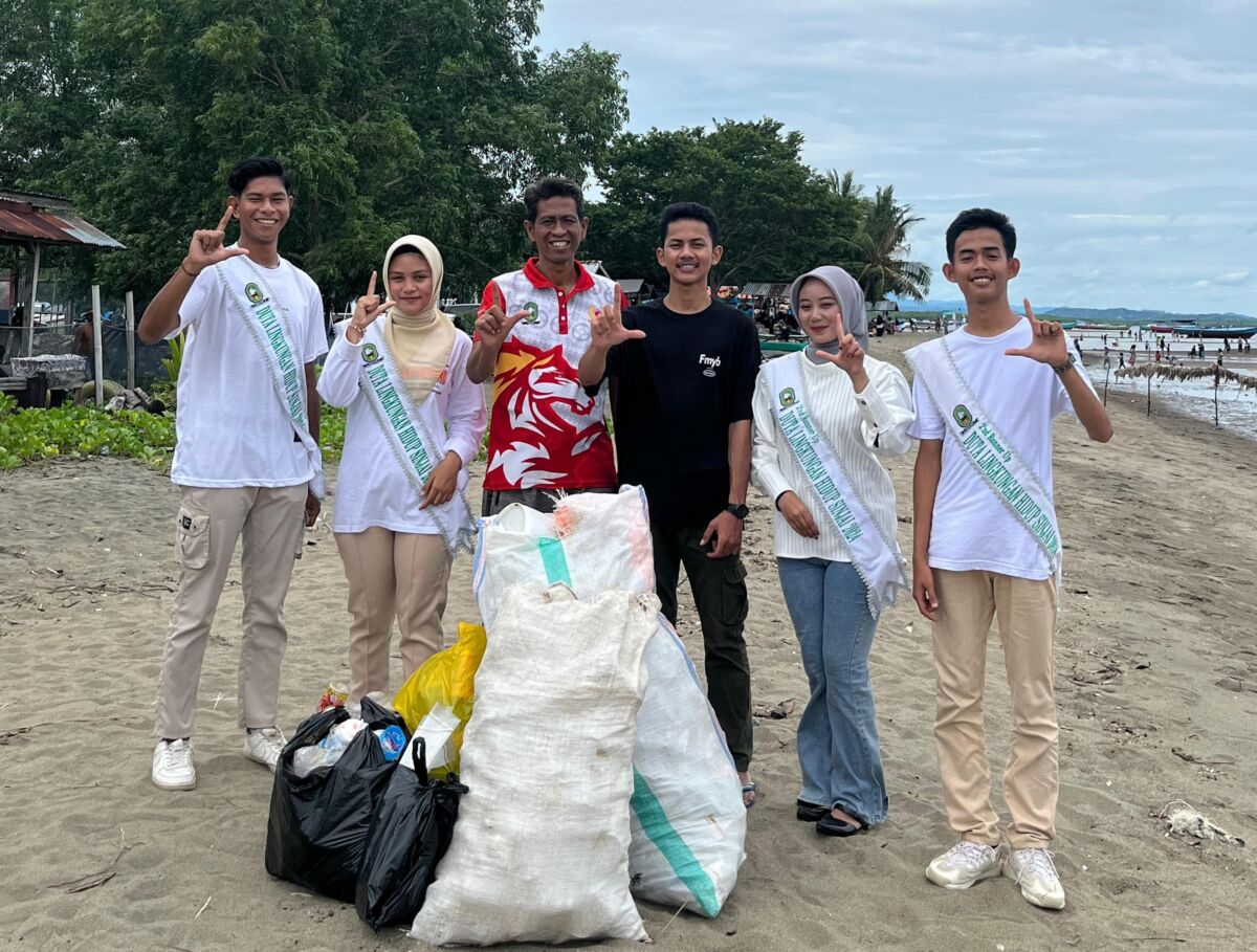 BERSIH PANTAI -- Para duta lingkungan hidup mengumpulkan sampah menggunakan karung dan mengedukasi pengunjung untuk menjaga kebersihan bersama Sekretaris Dinas Lingkungan Hidup dan Kehutanan (DLHK) Sinjai, Pagga Kantoro, Rabu (1/1)

