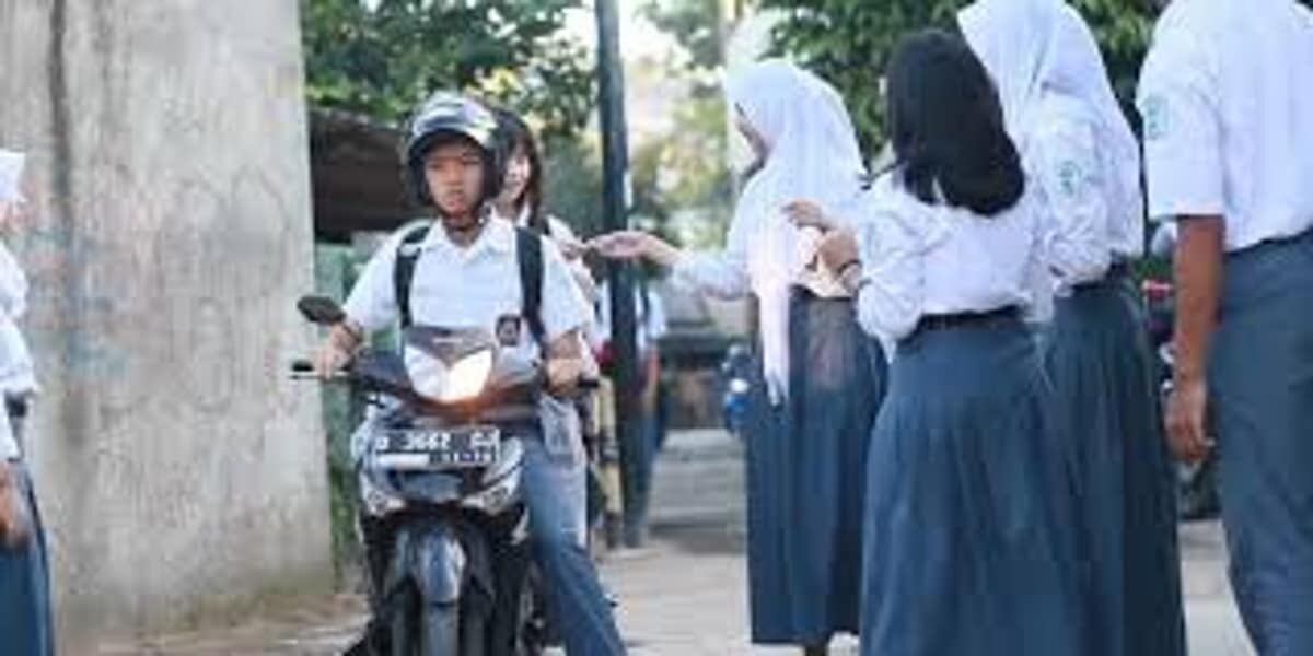 ist
LARANG--DPRD Makassar meminta Disdik segera menerapkan aturan tegas yang melarang siswa membawa sepeda motor ke sekolah mulai di akhir semester ini.Sikap tegas dewan tersebut untuk mengantisipasi kecelakaan dan sisw bolos sekolah.Ilustrasi siswa gunakan sepeda motor ke sekolah.
