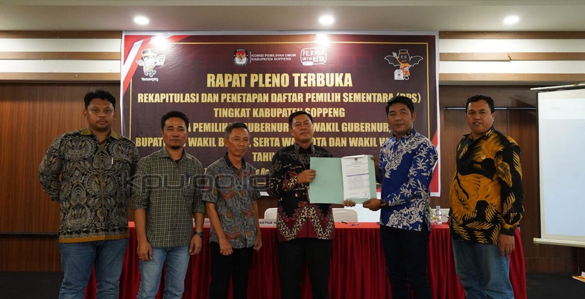 DITETAPKAN -- Ketua KPU Kabupaten Soppeng Irwan Usman foto bgersama usai penetapkan pasangan calon Bupati dan Wakil Bupati Soppeng terpilih Pilkada Serentak Tahun 2024 dalam rapat pleno terbuka KPU Kabupaten Soppeng di Tripel 8 Riverside Resort, Kamis (9/1).
