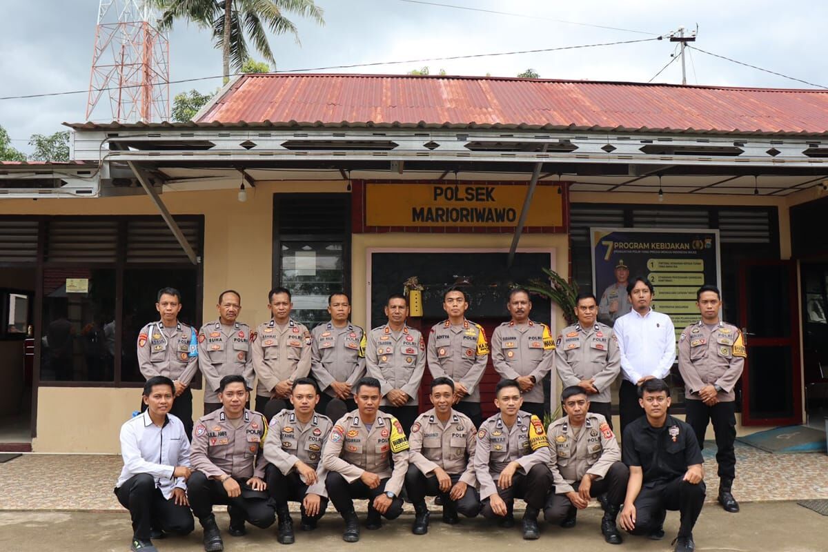 KUNKER -- Kapolres Soppeng, AKBP Aditya Pradana didampingi Ketua Bhayangkari Cabanng Soppeng Ny Ageng Aditya, beserta rombongan melaksanakan kunjungan kerja ke Polsek Marioriwawo, Kabupaten Soppeng, Jumat (31/1). 