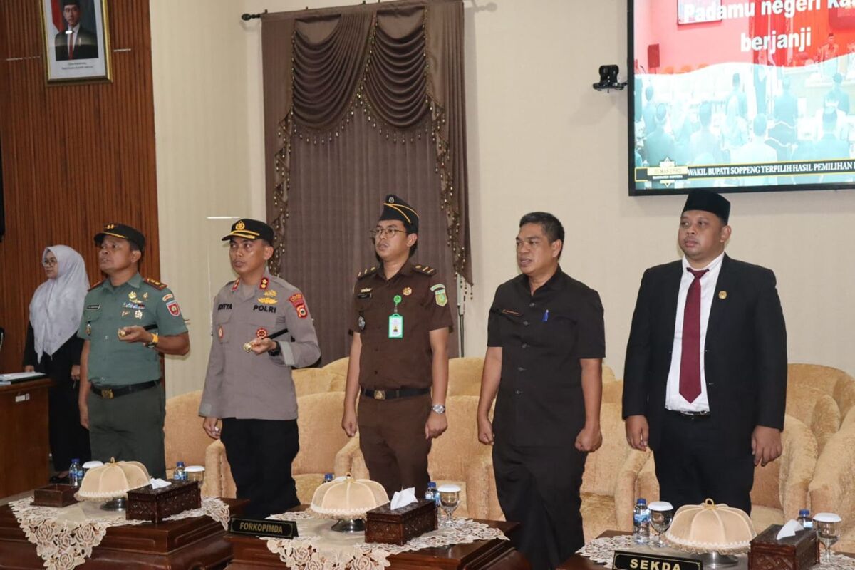 PARIPURNA -- Kapolres Soppeng, AKBP Aditya Pradana menghadiri rapat paripurna DPRD di Ruang Rapat Paripurna Gedung DPRD Soppeng, Rabu (15/1). 
