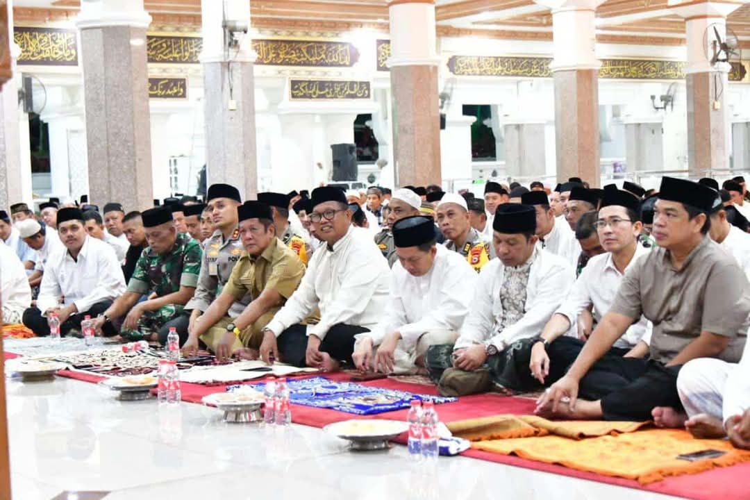 DZIKIR -- Pemkab Soppeng menggelar dzikir, tausiah, dan doa bersama salam rangka menyambut tahun baru 2025 di Masjid Agung Darussalam, Selasa (31/12/) malam.
