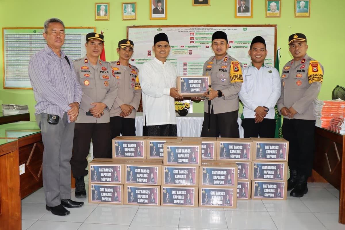 SILATURAHMI -- Kapolres Soppeng AKBP Dr H Muh Yusuf Usman kembali menggelar silaturahmi kepada sejumlah tokoh sekaligus penyerahan Bansos kepada  Pondok Pesantren Yasrib Lapajung,
Selasa (7/1). 