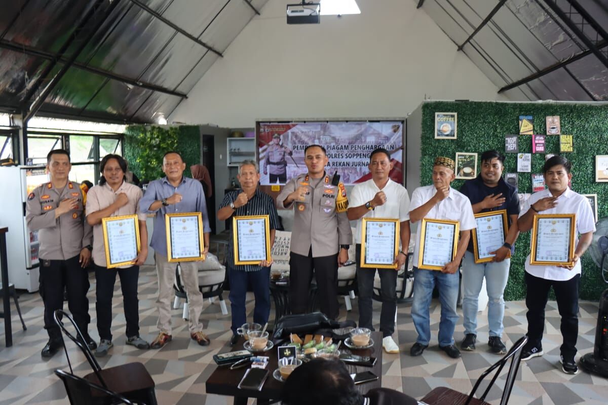 PENGHARGAAN -- Kapolres Soppeng, AKBP Dr H Muh Yusuf Usman menyerahkan penghargaan kepada para jurnalis mitra Polres Soppeng dì Warkop Deng Sija, Rabu (8/1).
