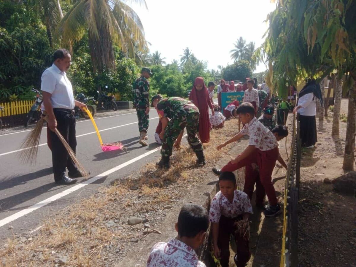 KARBAK -- Personel Koramil 02/Marioriawa mengajak murid SD 249 Mattiro Bulu melaksanakan Karbak pembersihan selokan dan lingkungan sekolah di SD 249 Mattiro Bulu Desa Kabupaten Soppeng, Rabu (15/1).
