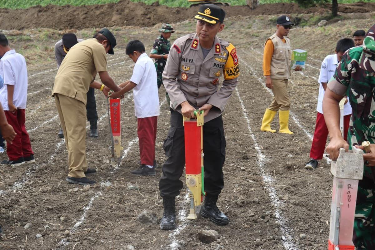 TANAM JAGUNG -- Kapolres Soppeng, AKBP Aditya Pradana menghadiri kegiatan penanaman jagung serentak satu juta hektar di lahan perkebunan Desa Panincong, Kecamatan Marioriawa, Kabupaten Soppeng, Selasa (21/1). 