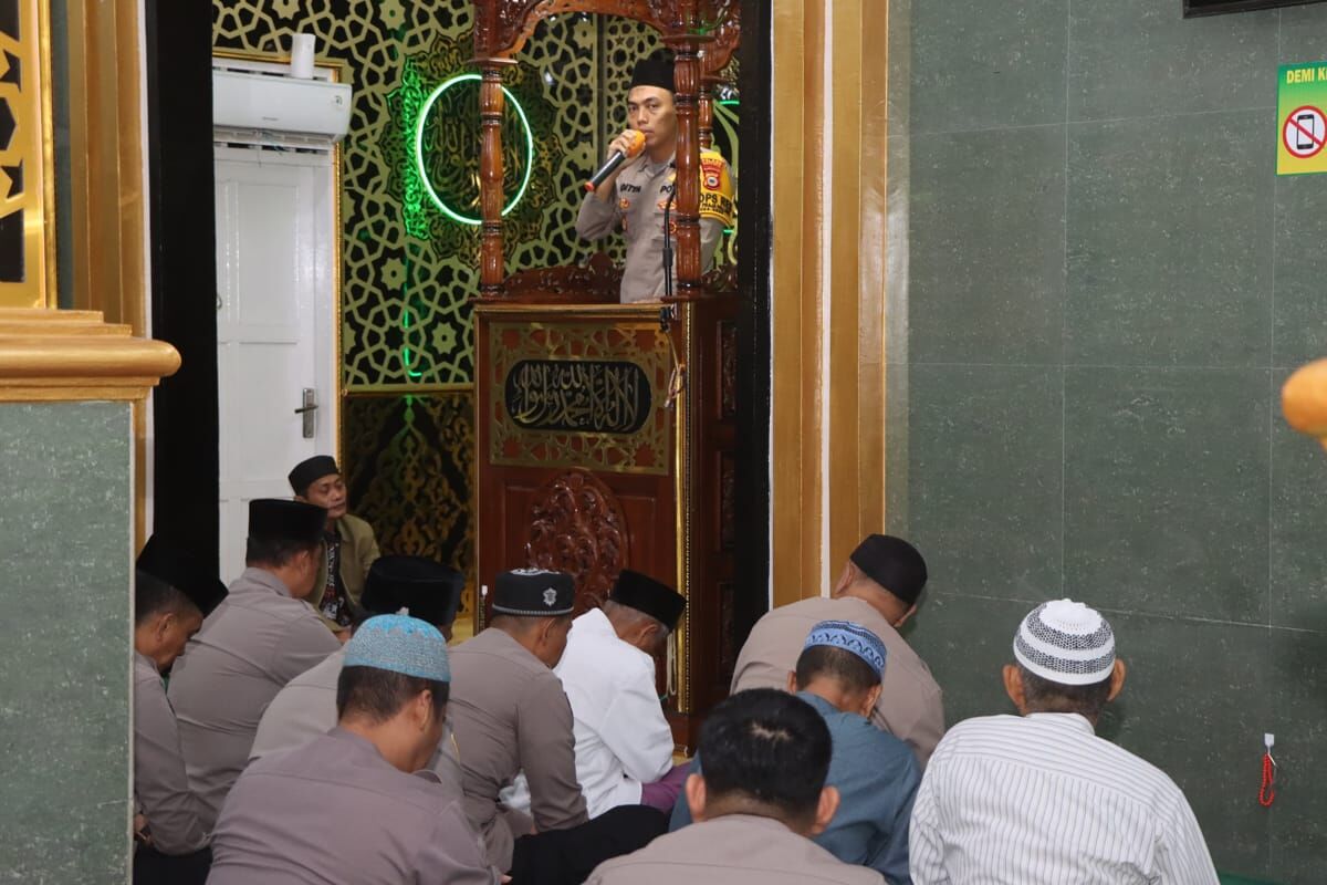 SAFARI -- Polres Soppeng menggelar Safari Subuh berjamaah dan Tausyiah di Masjid At-taqwa Ujung Baru, Kalenrung'e, Kabupaten Soppeng, Rabu (22/1).
