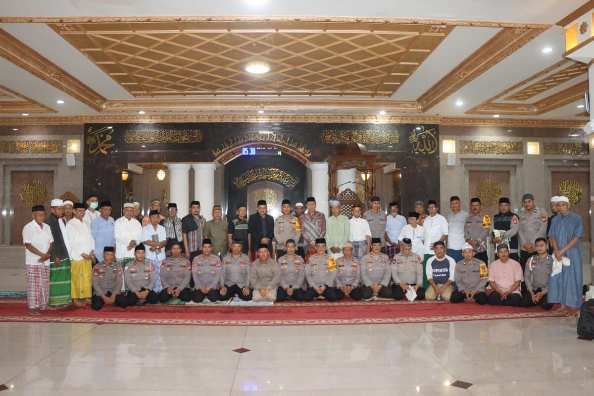 SILATURRAHMI -- Kapolres Soppeng AKBP Aditya Pradana foto bersama usai melakukan silaturrahmi dengan masyarakat Soppeng di di Masjid Agung Darussalam, Kabupaten Soppeng, Selasa (21/1). 
