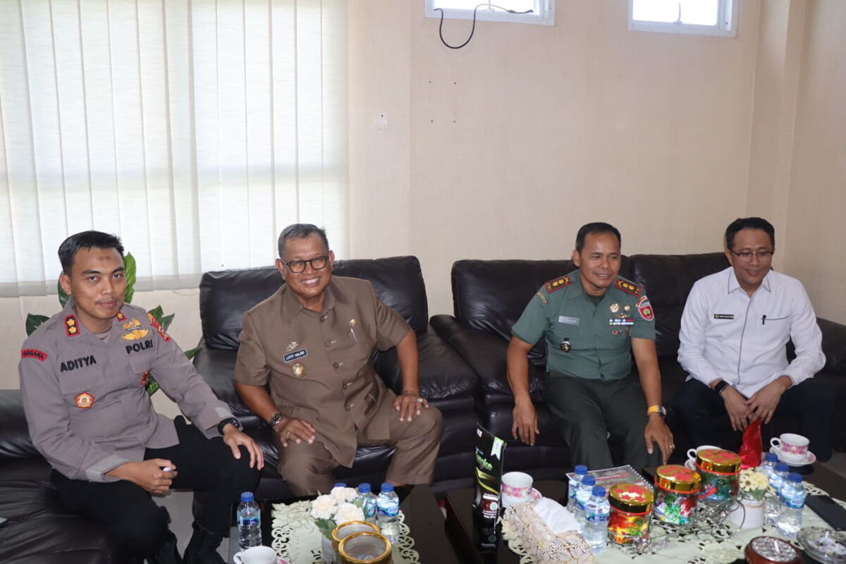 SILATURRAHMI -- Kapolres Soppeng AKBP Aditya Pradana melakukan silaturahmi ke Kantor Kejari Soppeng, Rabu (15/1). Kunjungan tersebut dalam rangka memperkenalkan diri sebagai pejabat baru di Mapolres Soppeng. 
