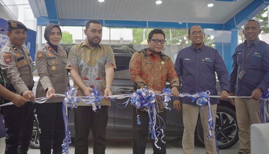 SPKLU -- General Manager PT PLN (Persero) UID Sulselrabar, Budiono (dua dari kanan) didampingi Manager PLN UP3 Makassar Utara, Alexander J. Manuhuwa (kanan), Asisten Bidang Perekonomian Pembangunan Kota Makassar, H Fathur Rahim (tiga dari kanan), Wakil Ketua DPRD Kota Makassar, Andi Suharmika, (tiga dari kiri), Wakapolres Pelabuhan, Kompol Nurhaeni (dua dari kiri), Kanit PAM Wisata Polrestabes Makassar, Ipda Arif Rasyid (kiri), secara simbolis melakukan peresmian SPKLU PLN ULP Karebosi (31/12).
