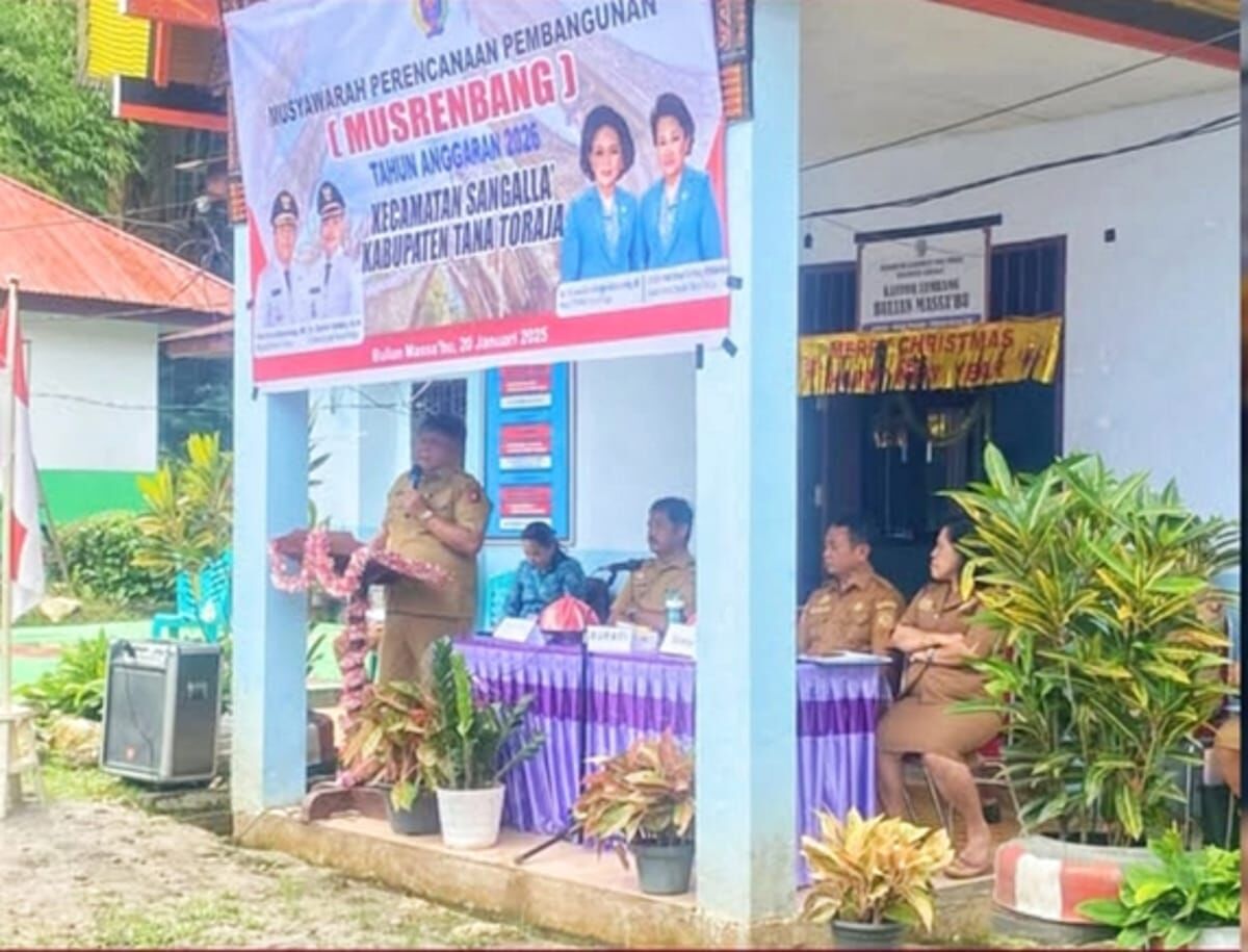 MUSRENBANG -- Bupati Tana Toraja, Theofilus Allorerung membuka Musrenbang tingkat Kecamatan di Sangalla dan Sangalla Utara, Senin (20/1). 

