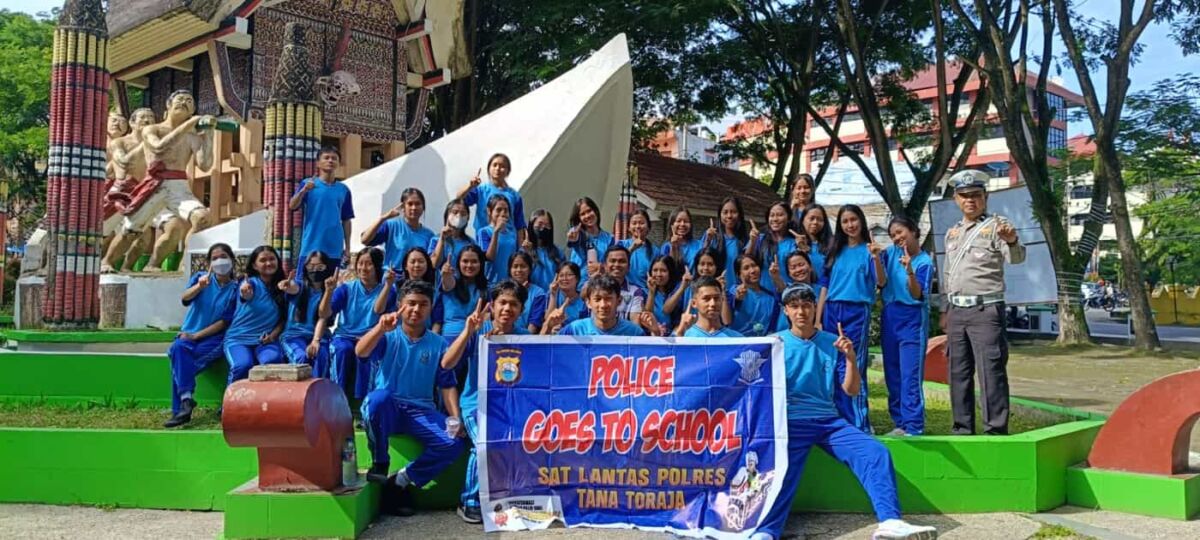 TERTIB BERLALU LINTAS -- Satlantas Polres Tana Toraja melaksanakan program Go To Shool di SMA 5, Makale, Tana Toraja, Selasa (14/1). Program tersebut sebagai bentuk edukasi kepada siswa-siswi SMA 5 Makale agar tertib berlalulintas