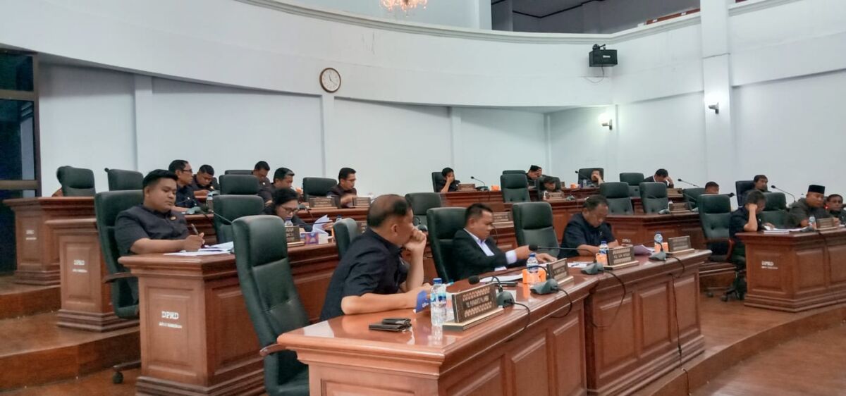 RAPAT -- DPRD Tana Toraja menggelar rapat paripurna penetapan jadwal masa sidang dua (Januari-April 2025) di Gedung DPRD Tator, Senin (13/1)
