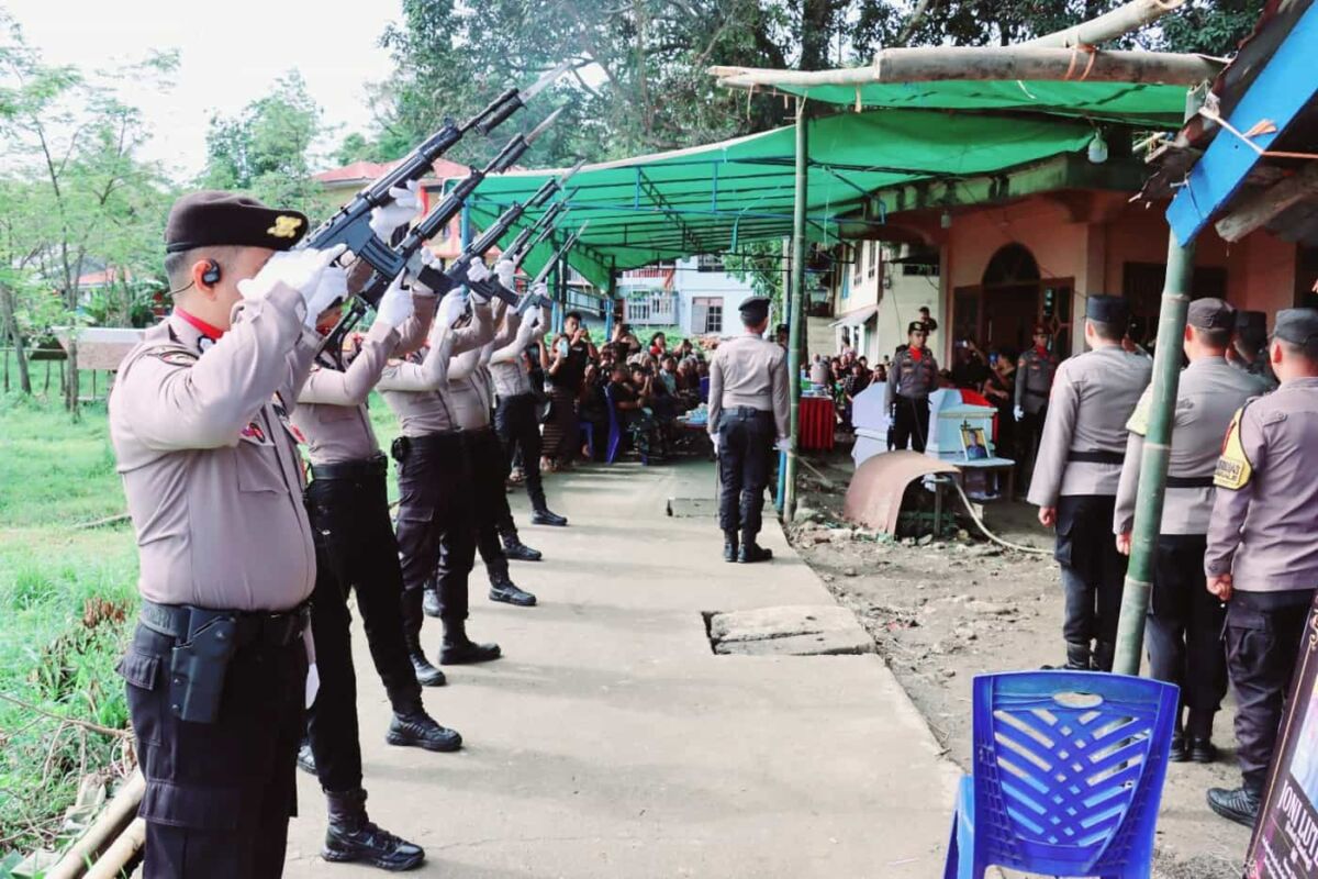 PEMAKAMAN -- Polres Tana Toraja melaksanakan upacara persemayaman dan pemakaman jenazah almarhum Briptu (Purn) Joni Luter secara kedinasan di Kamali, Makale, Rabu (15/1).  
