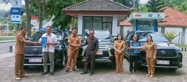 RANDIS -- Tiga pimpinan DPRD Tana Toraja saat menerima Kendaraan Dinas di Halaman Gedung DPRD Tator pada Selasa (31/12) lalu 
