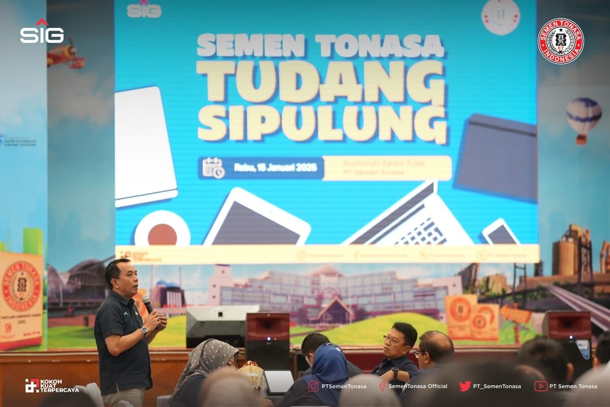 TUDANG SIPULUNG -- Direktur Utama PT Semen Tonasa, Asruddin (kiri), sedang memaparan berbagai langkah pada acara Tudang Sipulung yang telah dilakukan sepanjang tahun 2024 dan akan dilakukan ditahun 2025.
