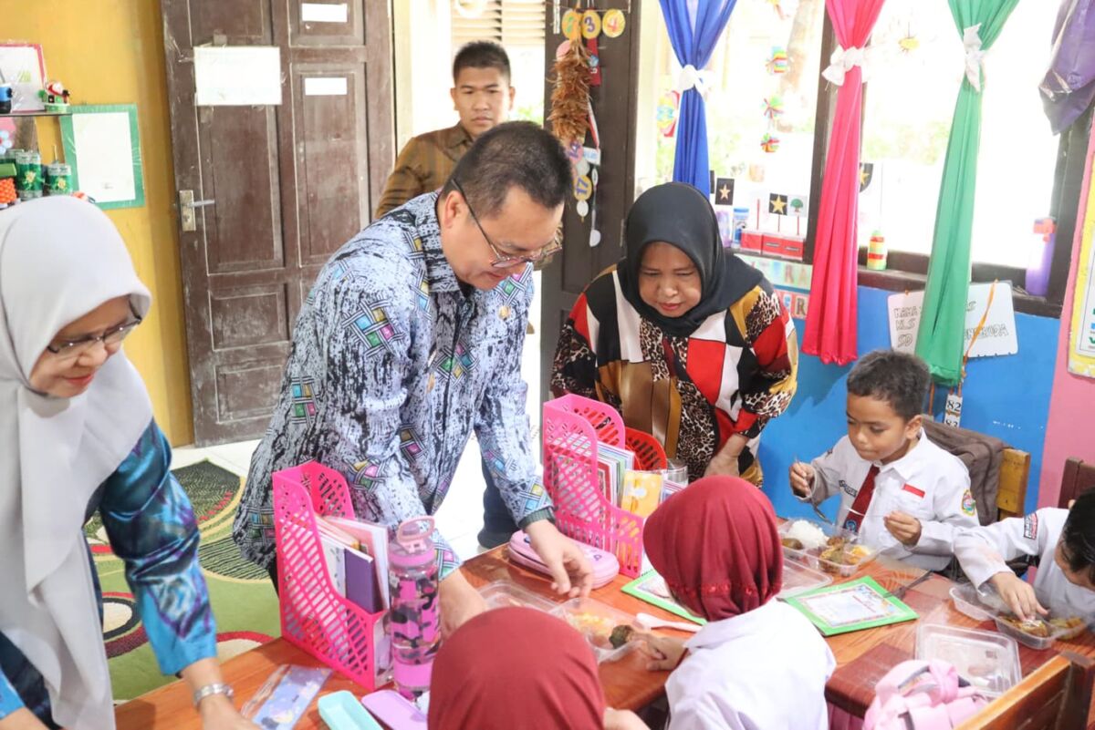 TINJAU -- Pj Bupati Wajo Andi Bataralifu melakukan peninjauan pemberian Makanan Bergizi Gratis di SDN 213 Lapongkoda Kecamatan Tempe, Kamis (16/1)
