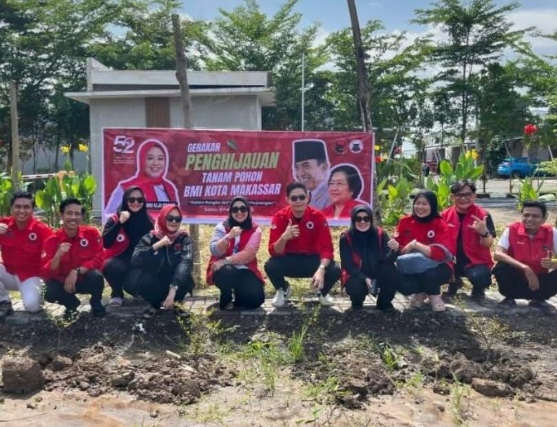 IST
TANAM KETAPANG--Legislator PDIP selaku Ketua BMI Kota Makassar, Andi Tenri Uji Idris, menggelar aksi penghijauan dengan menanam 521 pohon ketapang di Kelurahan Barombong, Kecamatan Tamalate, Kota Makassar