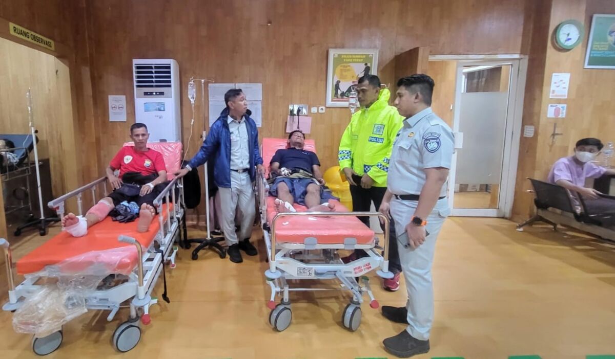 IST
DIRAWAT -- Korban lakalantas di perbatasan Gowa-Makassar yang menjalani perawatan intensif di RS Haji Makassar, dijenguk Kanit Gakkum Laka Satlantas Polres Gowa Ipda Heri Siswanto dan tim dari Jasa Raharja. 
