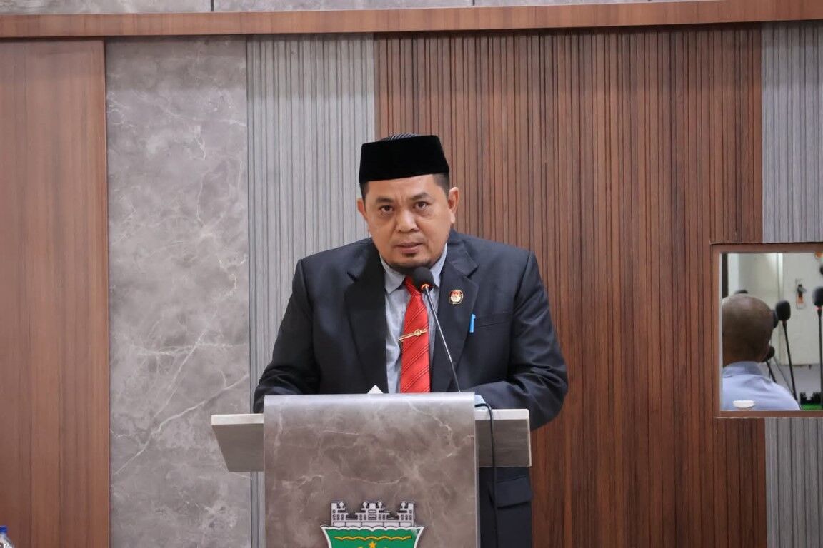 IST
MEMBACAKAN SK--Ketua KPU Pinrang Muh Ali Joddong membacakan SK penetapan pasangan calon bupati dan wakil bupati Pinrang terpilih di sidang Paripurna DPRD, Senin (10/2)
