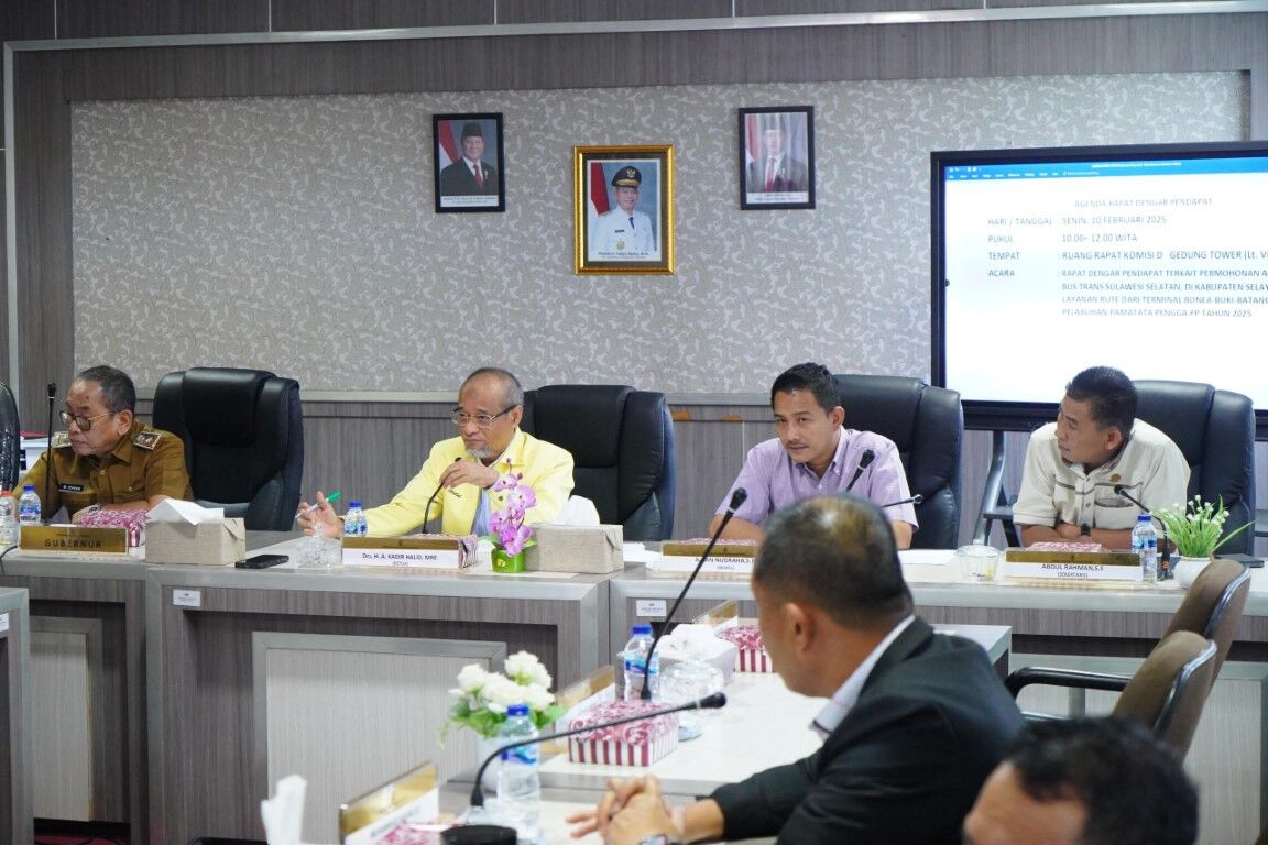 IST
RAPAT DENGAR PENDAPAT--Ketua Komisi D DPRD Sulsel HA Kadir Halid didampingi wakil ketua dan sekretaris memimpin RDP bersama Dinas Perhubungan, Badan Keuangan dan Aset Daerah, Bappelitbangda serta Balai Pengelola Transportasi Darat Kelas II Provinsi, Senin (10/2)

