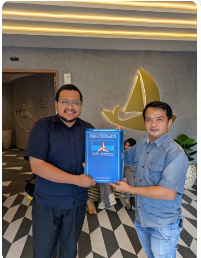 IST
TERIMA SK--Andi Achmad Ryan Ferry menerima SK dari DPP yang diserahkan oleh pengurus DPD Demokrat Sulsel
