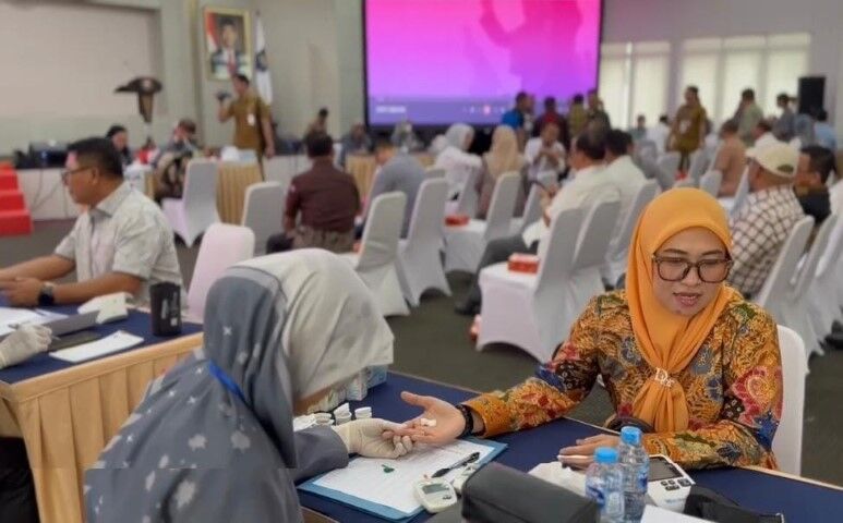 BKM/IST
Husniah dan Darmawangsyah saat menjalani rangkaian tes kesehatan menjelang pelantikan. 
