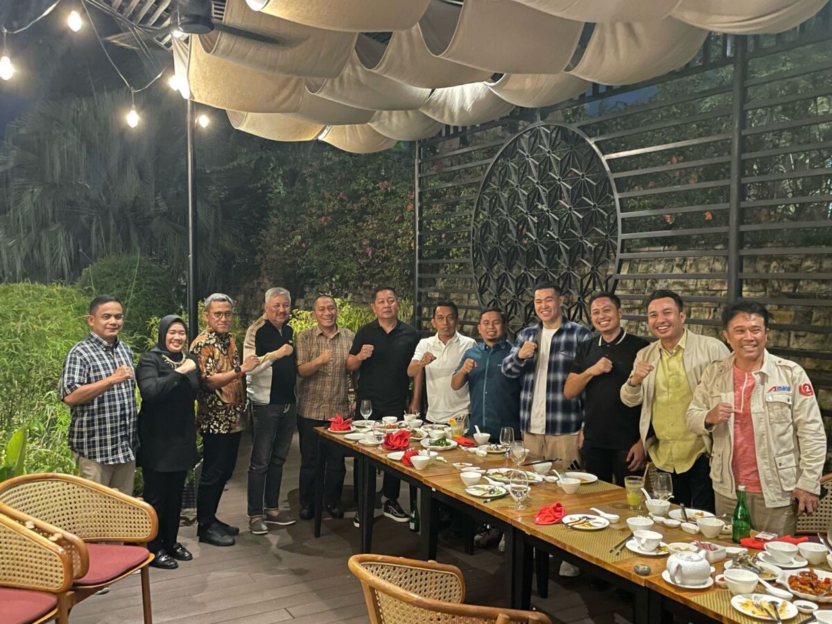 IST
MAKAN MALAM--Ketua DPW Partai Nasdem Sulsel H Rusdi Masse Mappasessu menghadiri jamuan makan malam di Teratai Chinese Resto (Outdoor), dekat parkiran belakang Hotel Borobudur, Jakarta, Minggu (16/2) malam bersama wali kota dan wakil wali kota serta bupati dan wakil bupati terpilih 
