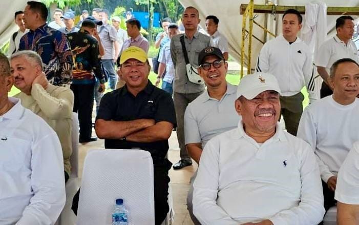 IST
KOMPAK MENGIKUTI--Pasangan calon bupati dan wakil bupati Bulukumba terpilih, Muchtar Ali Yusuf-H.A.Edy Manaf kompak mengikuti gladi kotor yang digelar di Monas Jakarta, Selasa (18/2)
