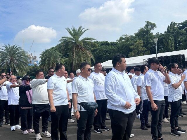 IST
BARIS BERBARIS--Pasangan calon bupati dan wakil bupati Maros terpilih AS Chaidir Syam-Muetazim Mansyur mengikuti baris berbaris di lapangan Monas Jakarta, Selasa  (18/2). 
