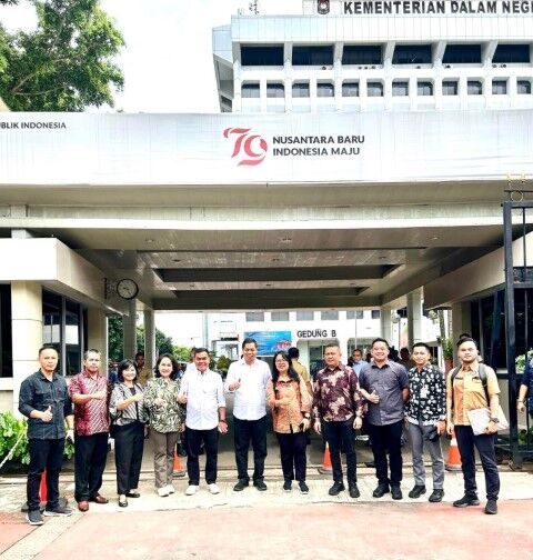 IST
PEMERIKSAAN KESEHATAN--Pasangan calon bupati dan wakil bupati Tana Toraja terpilih dr Zadrak Tombeg-Erianto Laso' Paundanan menjalani pemeriksaan kesehatan sebelum dilatik dan ikuti retret di Magelang
