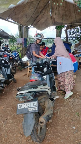 IST
BAGIKAN BUBUR--Tim RKI Lutim membagikan bubur kacang ijo kepada santri-santri di Pondok Tahfizh Althaf Putra, Sorowako. Selain itu, program ini juga ditujukan kepada warga di Dusun Sumasang, Jumat (21/2).

